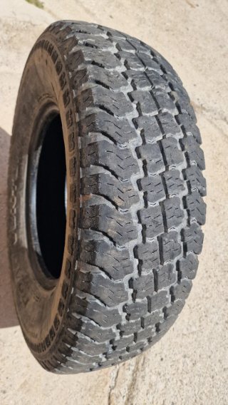 Neumático 235/75/15
