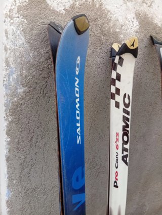 Esquís Salomon y Atomic todo por 100€