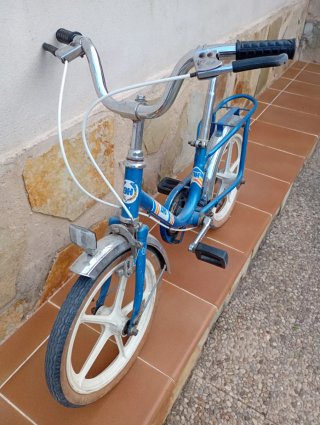 Bicicleta  infantil BH y patinete.