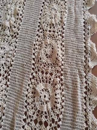 Colcha antigua de ganchillo beige