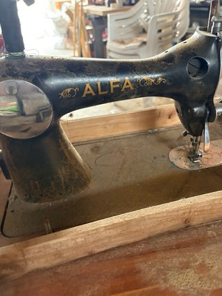 Máquina de coser Alfa antigua
