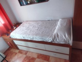 Cama con cajones y librería