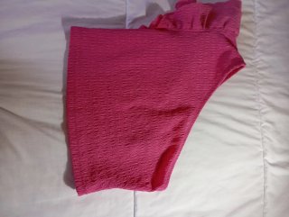Top asimétrico rosa con textura
