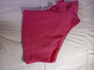 Top asimétrico rosa con textura