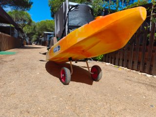 Kayak naranja y amarillo con remo
