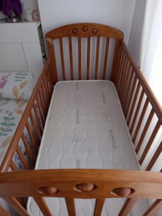 Cuna de madera con colchón