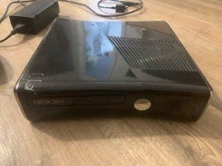 Xbox 360 228GB con 4 controller