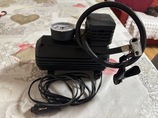 Compresor de neumáticos con manómetro.