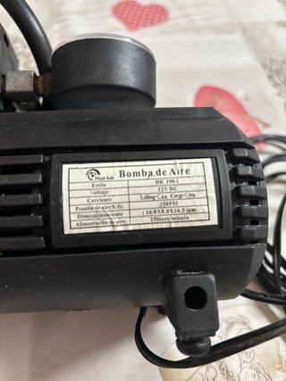 Compresor de neumáticos con manómetro.