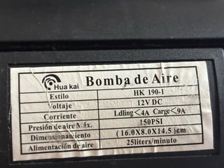 Compresor de neumáticos con manómetro.