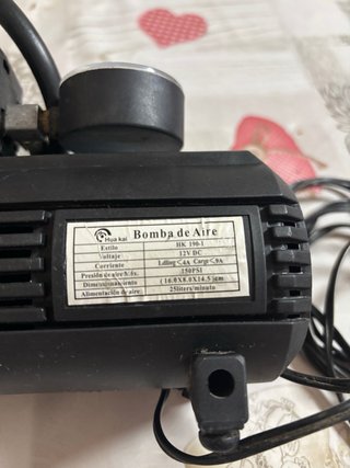 Compresor de neumáticos con manómetro.