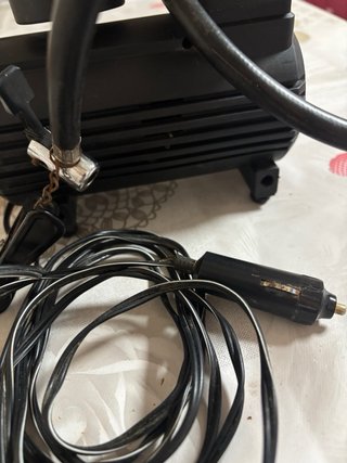 Compresor de neumáticos con manómetro.