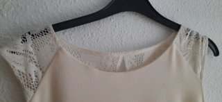 Vestido beige con encaje