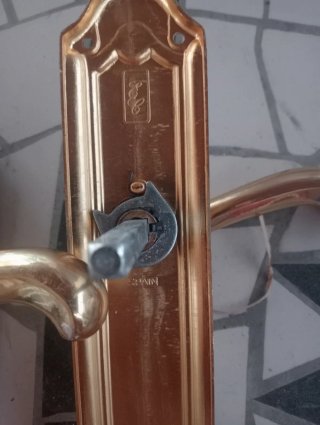 Picaporte dorado estilo clásico y tiradores