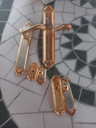 Picaporte dorado estilo clásico y tiradores