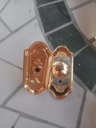 Picaporte dorado estilo clásico y tiradores