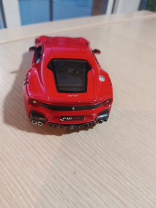 Coche de juguete Ferrari rojo