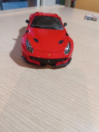 Coche de juguete Ferrari rojo