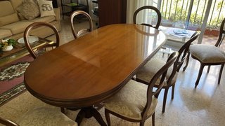 Mesa de comedor madera maciza y 6 sillas a juego.