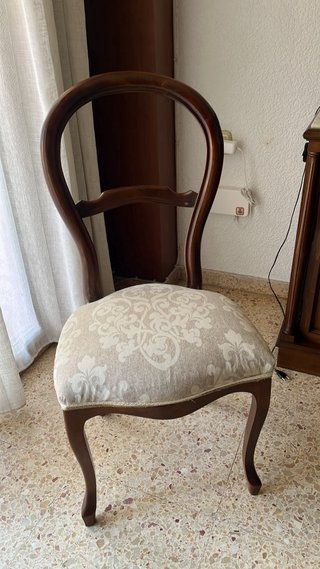Mesa de comedor madera maciza y 6 sillas a juego.