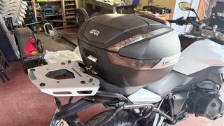 Baúl Moto Givi Monokey V47 con respaldo