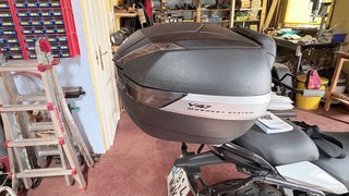 Baúl Moto Givi Monokey V47 con respaldo