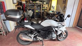 Baúl Moto Givi Monokey V47 con respaldo