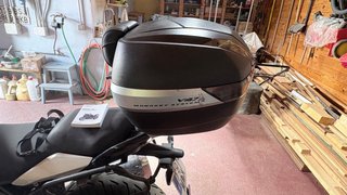 Baúl Moto Givi Monokey V47 con respaldo