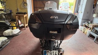 Baúl Moto Givi Monokey V47 con respaldo