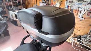 Baúl Moto Givi Monokey V47 con respaldo