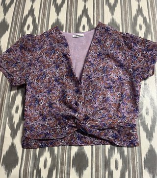 Blusa floral gris con volantes