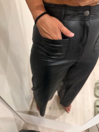 Pantalones efecto piel negros polipiel