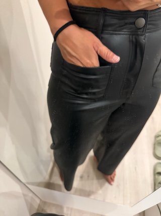 Pantalones efecto piel negros polipiel