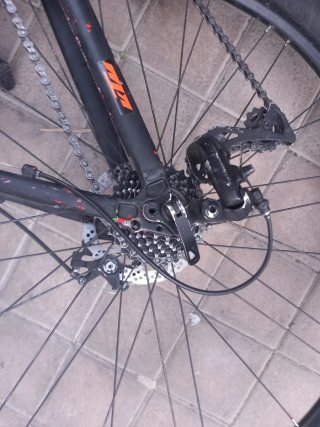 Bicicleta con vinilo KTM Aro 29