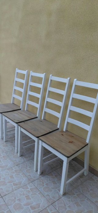 Juego de 4 sillas blancas y madera