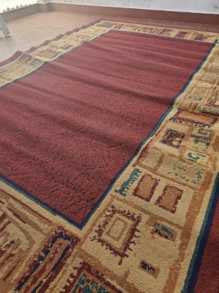 Alfombra de tela roja y beige