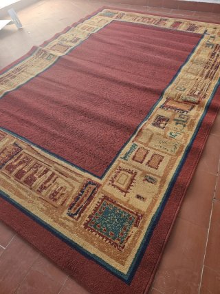Alfombra de tela roja y beige