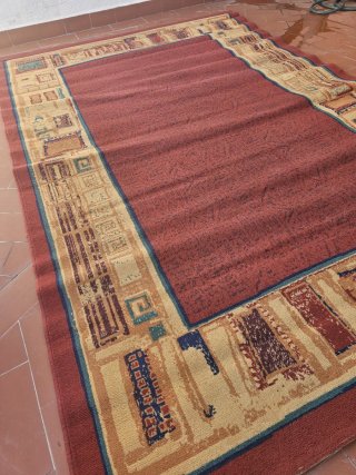Alfombra de tela roja y beige