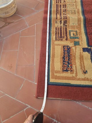Alfombra de tela roja y beige