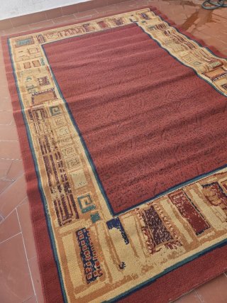 Alfombra de tela roja y beige