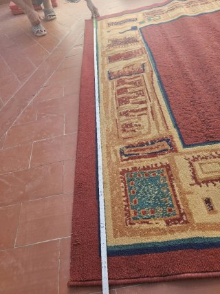 Alfombra de tela roja y beige