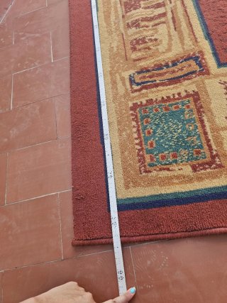 Alfombra de tela roja y beige