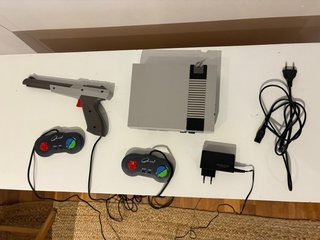 Consola Nintendo NES Gris con Accesorios