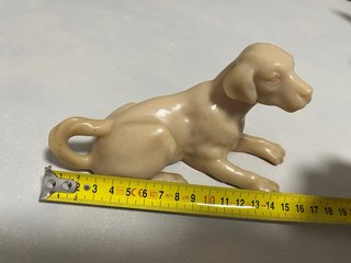 Figura vintage de perro en color crema – retro