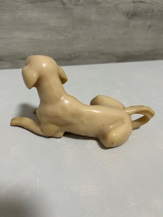 Figura vintage de perro en color crema – retro