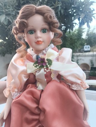 Muñeca de porcelana antigua