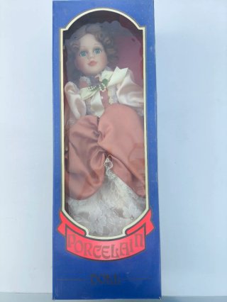 Muñeca de porcelana antigua