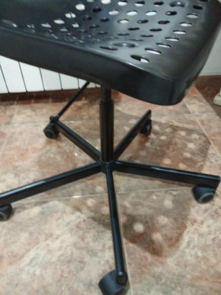 Silla de escritorio negra con ruedas.Regalolampara