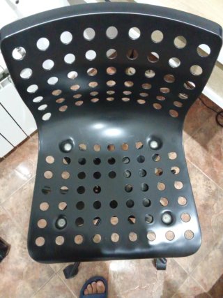 Silla de escritorio negra con ruedas.Regalolampara
