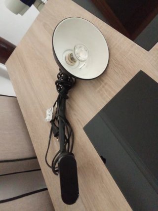 Silla de escritorio negra con ruedas.Regalolampara